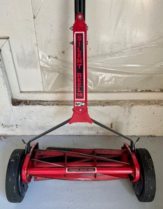 lot 77 image: Agri-Fab Silent Reel 18 Push Lawn Mower