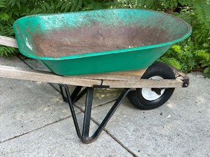 lot 50 image: Craftsman Wheelbarrow
