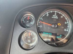 lot 1 image: 2011 GMC Yukon XL SLT