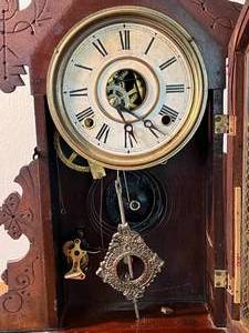 lot 6 image: Antique Juno Wood Mantle Clock