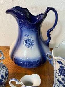 lot 8 image: Blue and White Ceramics