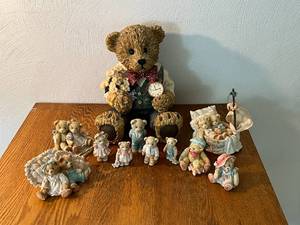 lot 7 image: Cherished Teddies and Bear Dcor
