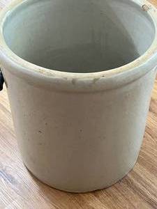 lot 11 image: Redwing #10 Crock