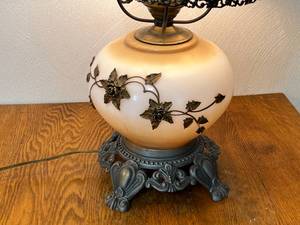 lot 22 image: Vintage Hurricane Lamp