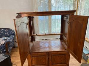 lot 15 image: Rolling Wood Cabinet
