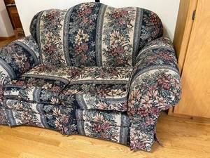 lot 27 image: Blue Floral Loveseat Couch