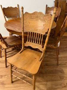 lot 43 image: Antique Wood Table with 6 Chairs & 2 Extensions