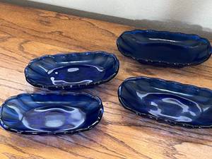 lot 56 image: 6 Cobalt Blue Banana Split Dishes