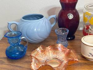 lot 57 image: Lot of Vintage Glass Items