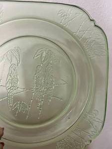 lot 58 image: 1930s Parrot Federal Green Depression Glass Plate & 6 Glasses