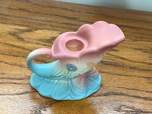 lot 65 image: Vintage Hull Pink Bow Knot Cornucopia Candle Holder
