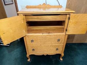 lot 78 image: Antique Birdseye Maple Dresser
