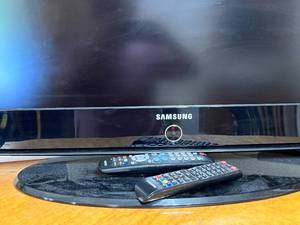 lot 136 image: Samsung TV with Remote
