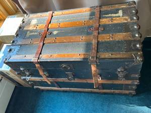 lot 75 image: Vintage Trunk