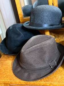 lot 86 image: Lot of 7 MensWomens Hats and wood Stands