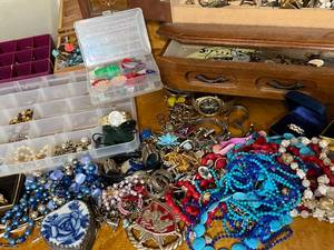 lot 81 image: Lot of Jewelry