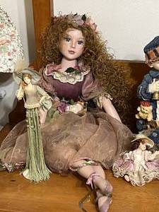 lot 91 image: Decorative Dolls and Dcor