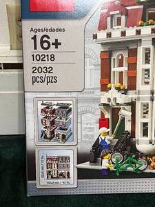 lot 100 image: NEW LEGO CITY  Pets