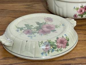lot 120 image: Vintage Halls Gravy Boat and Covered Serving Dish