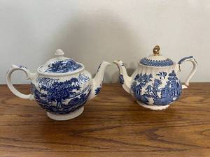 lot 126 image: Winidsor and Sadler Blue and White Tea Pots
