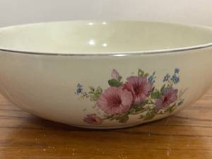 lot 122 image: Vintage Halls Deep Serving Bowl