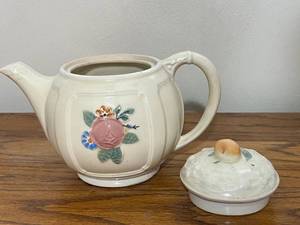 lot 123 image: Vintage Porcelier Tea Pot with Cover