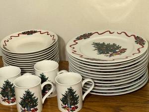 lot 130 image: Christmas Dishes