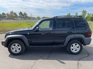 lot 8 image: 2007 Jeep Liberty Soport - 4X4