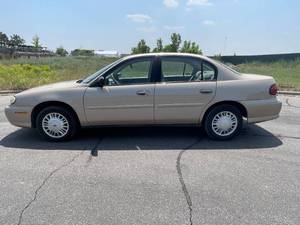 lot 12 image: 2001 Chevrolet Malibu - 2 OWNERS