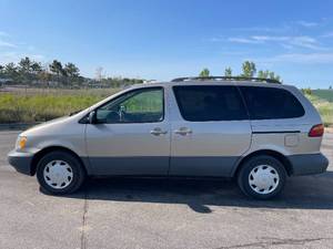 lot 16AA image: 2000 Toyota Sienna LE