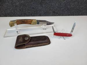 lot 876 image: Victorinox Swiss Army Excelsior Medium Pocket Knife with Key Ring and Single Blade Lockback Knife with Leather Sheath - Branded DeKalb