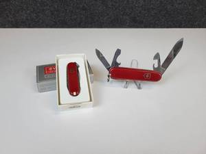 lot 875 image: Pair of Victorinox Swiss Army Knives - Small Classic Swiss Army Knife and Swiss Army Recruit Knife