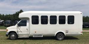 lot 2 image: 1998 Ford E450 Bus