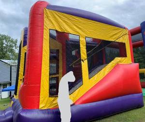lot 4 image: Commercial Obstacle Course Inflatable