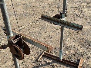 lot 14 image: Pair Of Hand-Crank Pickup Truck Camper Jackstands
