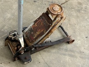 lot 39 image: BlackJack 3-Ton Service Jack