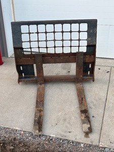 lot 7 image: Skid Loader Pallet Forks