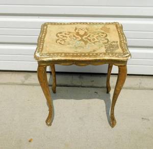 lot 67 image: Lightweight Table