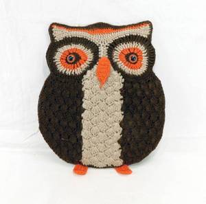 lot 62 image: Vintage Crochet Owl Wall Hanging