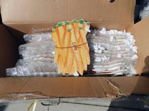 lot 132 image: Lot of 20 New Vintage Italian Ceramic Carrot Themed Trivets