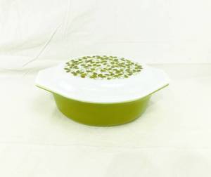 lot 27 image: Vintage 1960s Pyrex Verde Olives 1.5 Quart Covered Casserole
