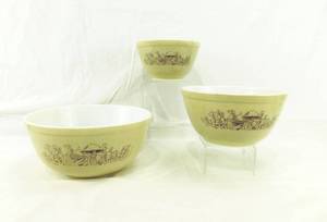 lot 28 image: Vintage Set of 3 1980s Pyrex Forest Fancies Mixing Bowls