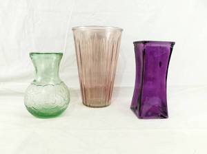 lot 124 image: Lot of 3 Colorful Vases