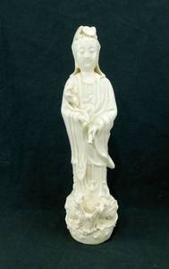 lot 5 image: Vintage Chinese Dehua Statue of Guanyin