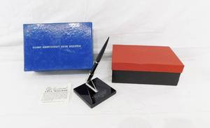 lot 32 image: Vintage Mid Century Brown & Bigelow Remembrance Line Aristocrat Desk Redipen