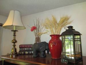 lot 21 image: Home decor grouping including hardcover collectible books