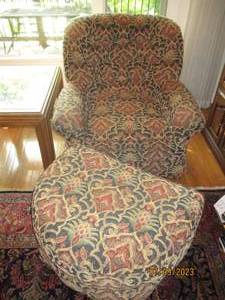 lot 25 image: Abstract floral print Button tufted sitting chair