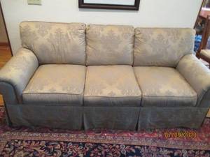 lot 27 image: 3-cushion Upholstered sofa