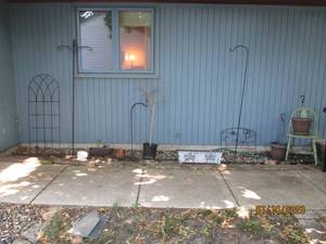 lot 78 image: Lawn and garden decor, metal trelli, more