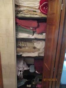 lot 79 image: bath towels, table placemats, sheet sets, assorted blankets and bed linens and more